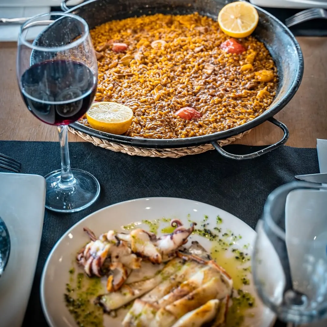 Arroz de mariscos y calamar a la plancha en Mi Barra