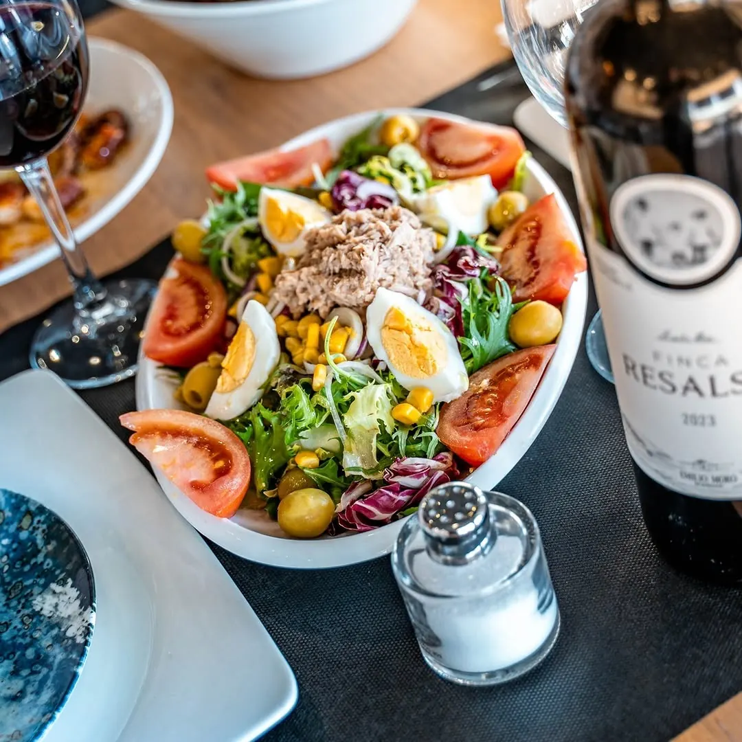 Ensalada fresca del restaurante Mi Barra