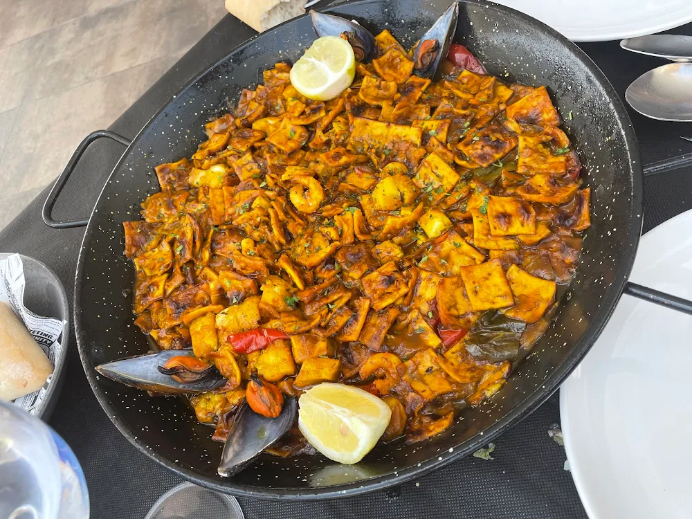 Fideuà de Mariscos en restaurante Mi Barra