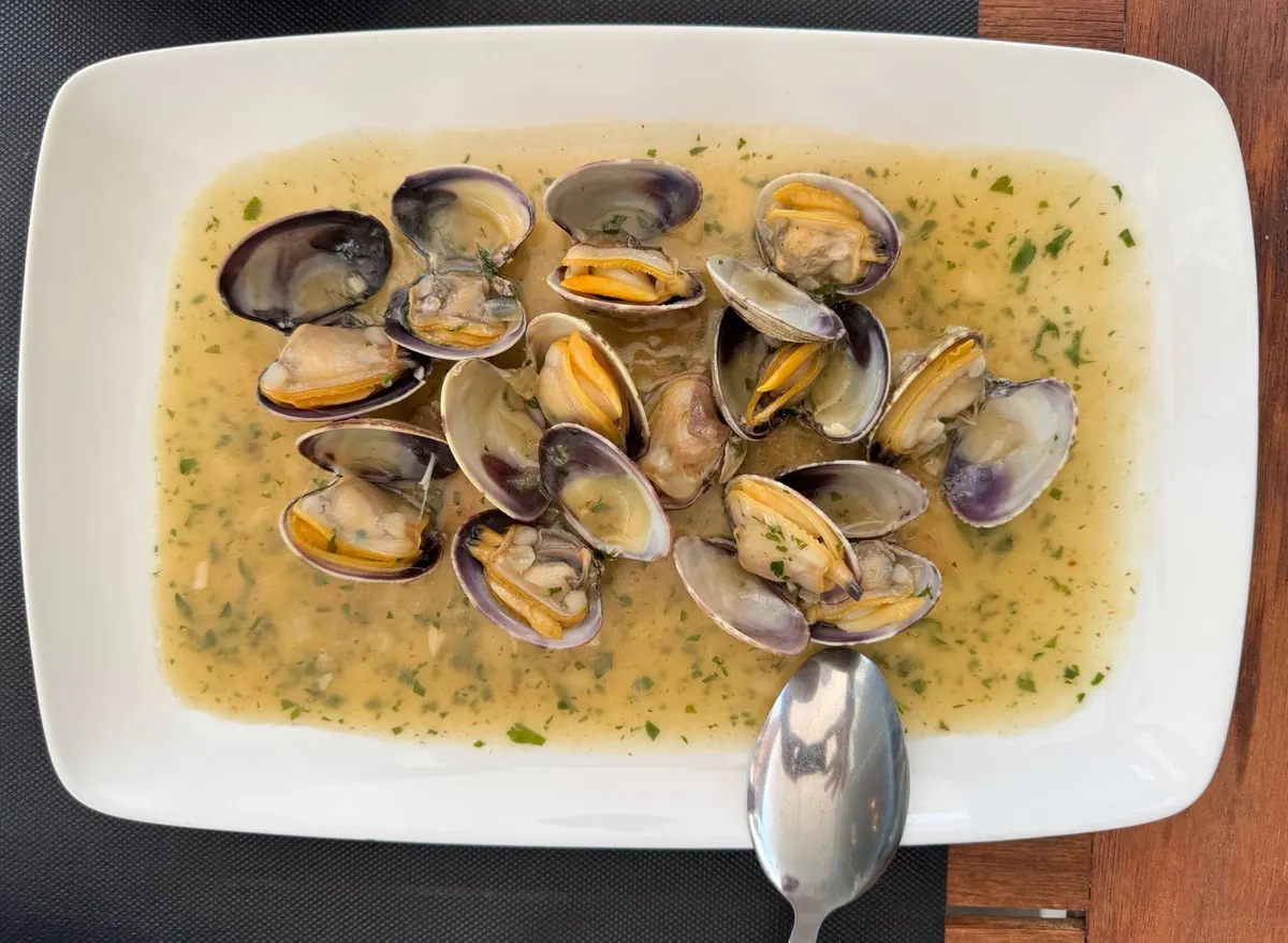 Almejas gallegas al vino blanco y guindilla en Mi Barra Santa Pola