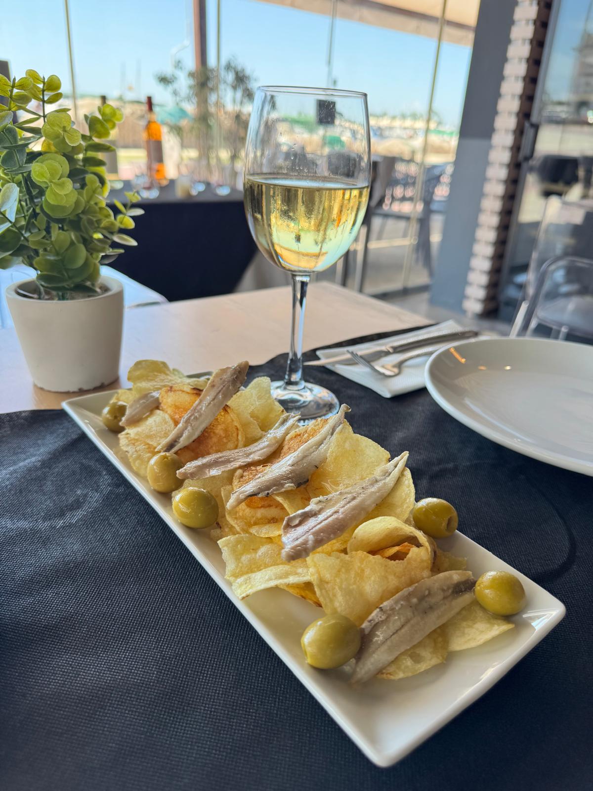 Boquerones en vinagre con patatas y aceitunas en Mi Barra Santa Pola