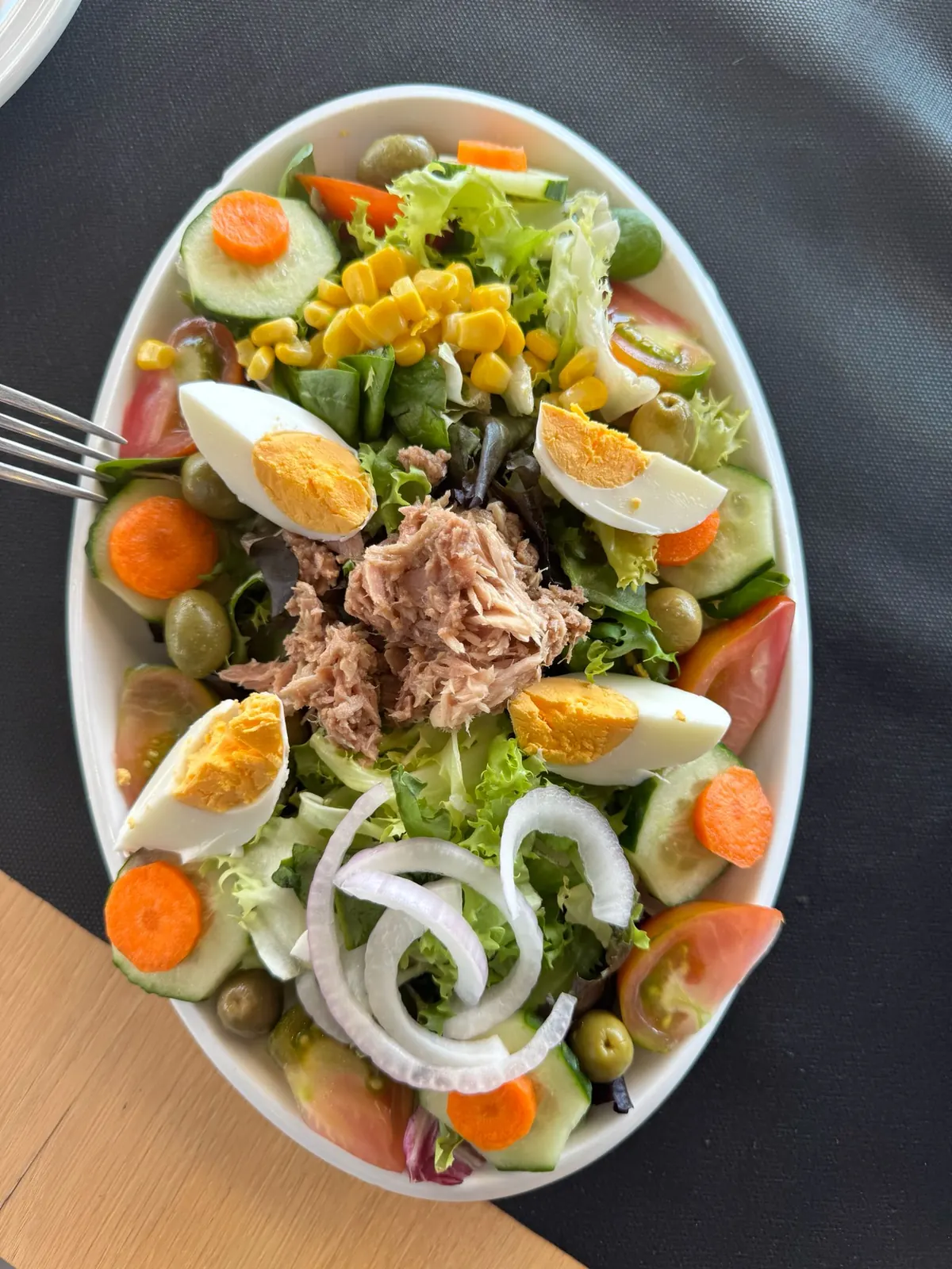 Ensalada Mibarra con atún y huevo en Santa Pola