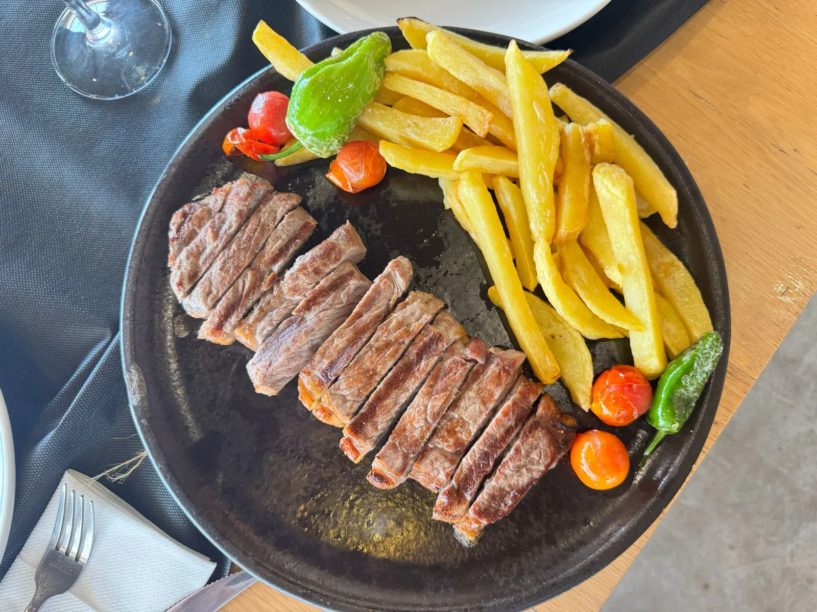 Entrecot a la brasa con patatas en Mi Barra