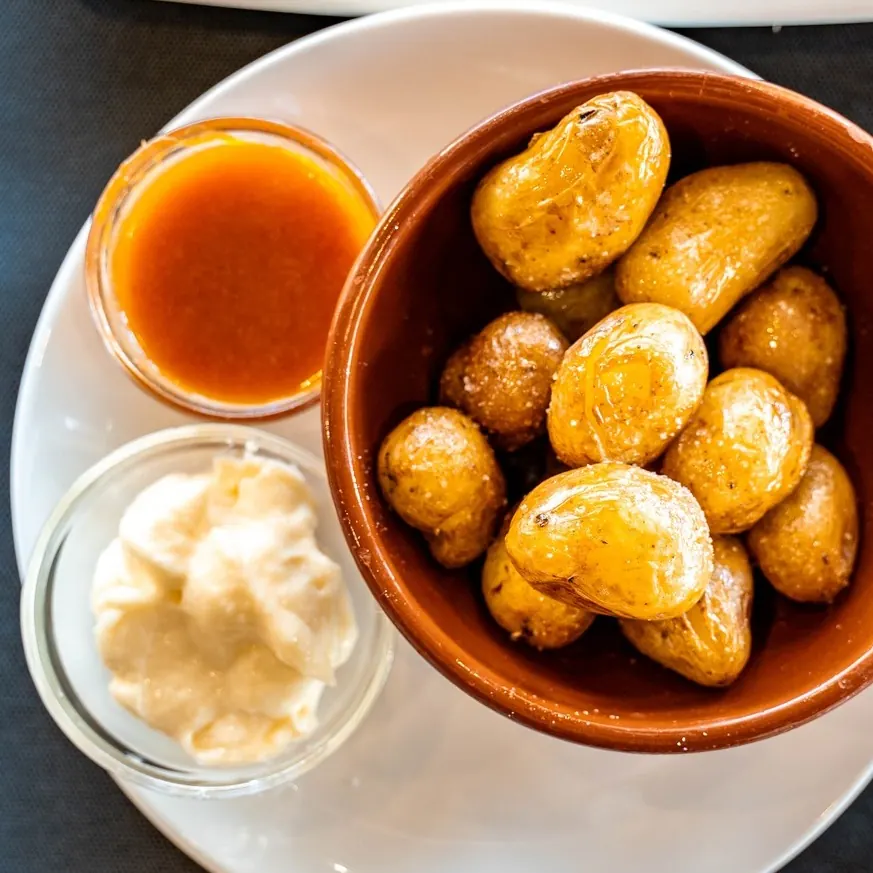Papas arrugadas con mojo en Mi Barra