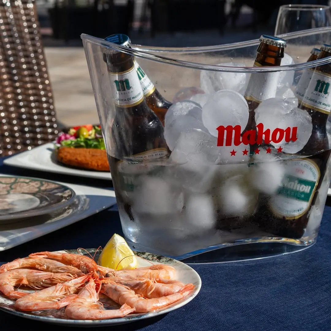 Cubo de cervezas con gambas en Mi Barra