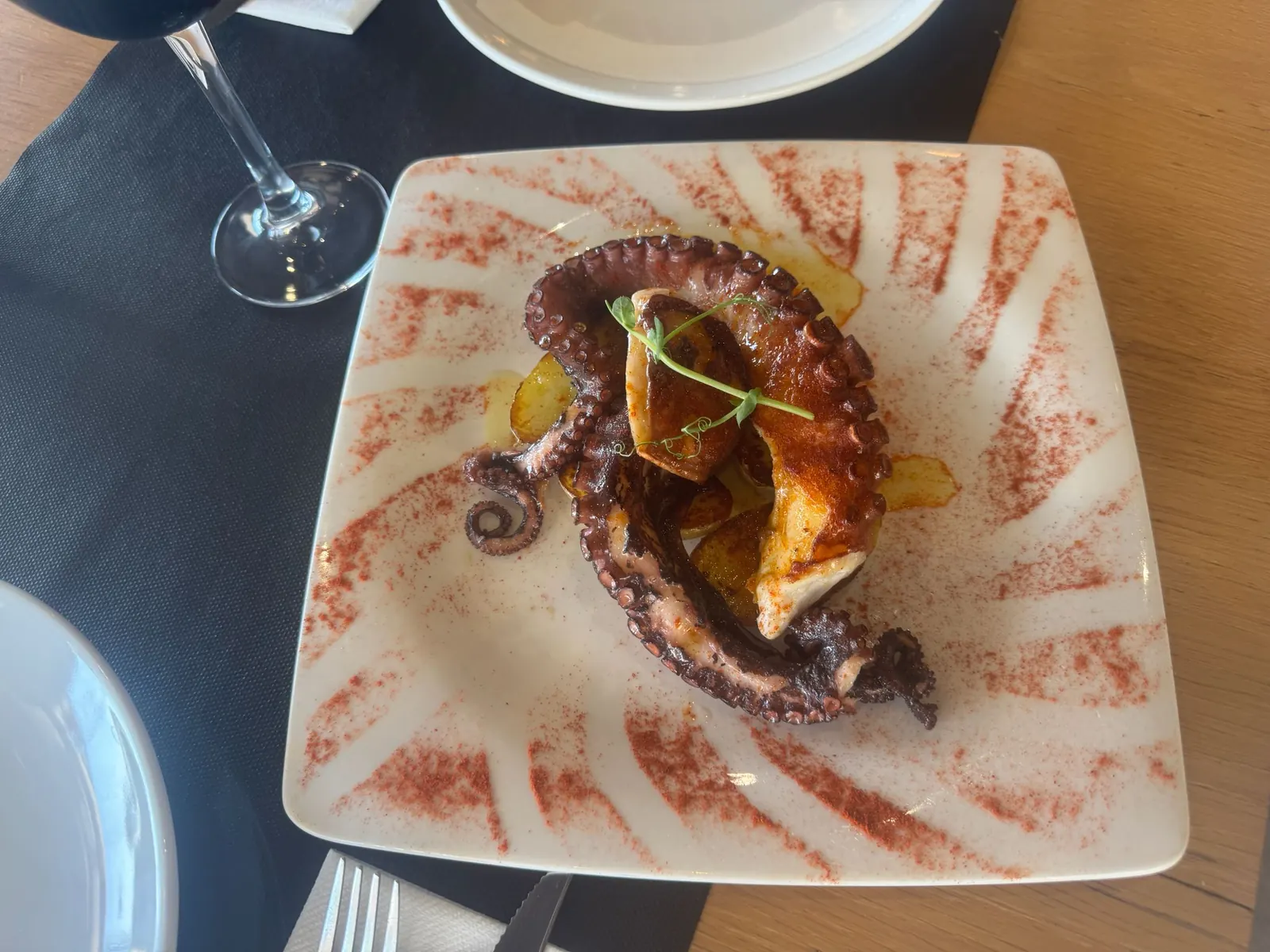 Pulpo a la plancha con patata y pimentón en Mi Barra Santa Pola